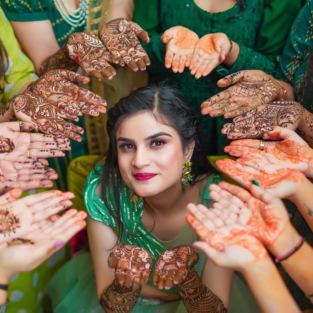 mehndi poses for bride with friends 