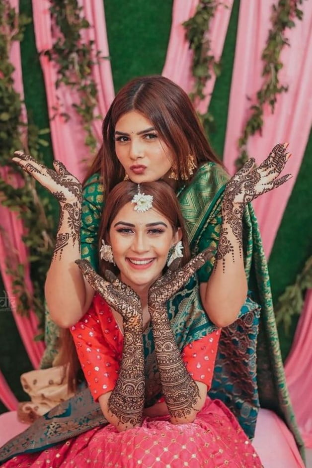 20+ Fun Bridal Mehndi Poses You Wouldn't Want to Miss!