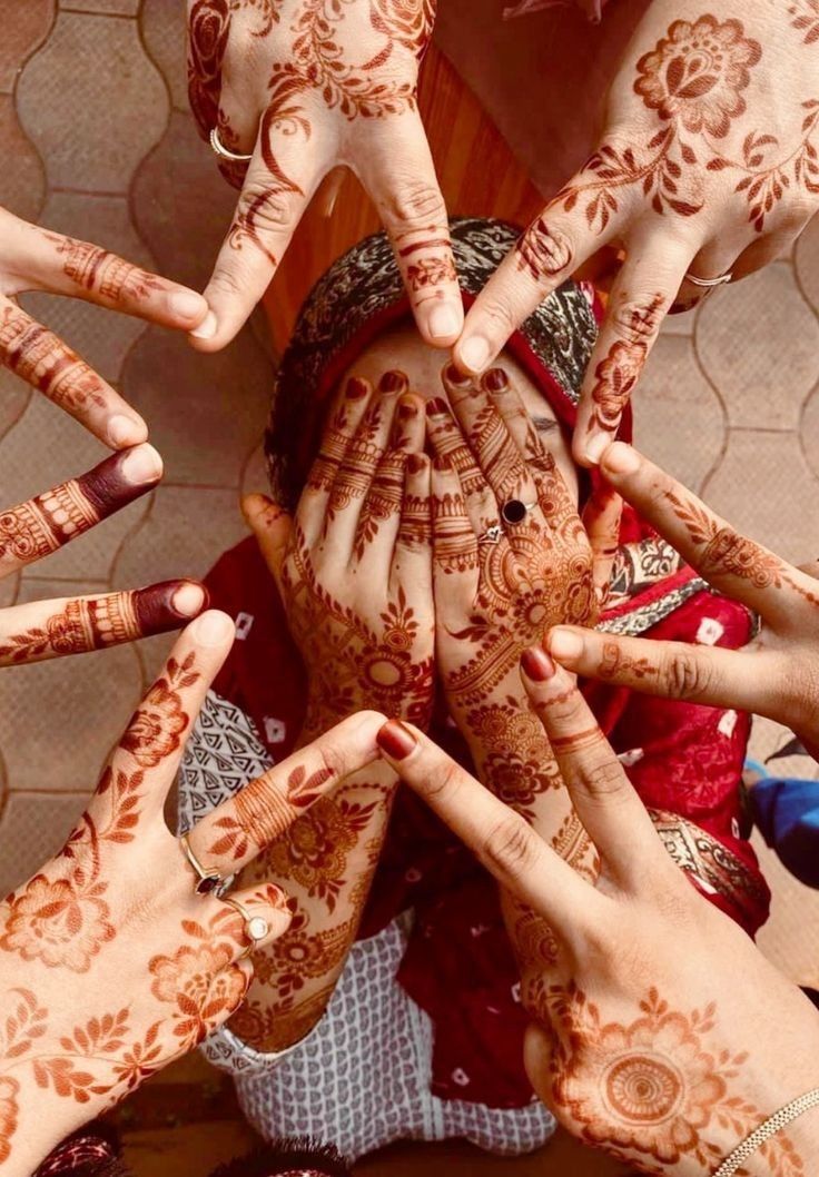 unique mehndi pose for bride with group
