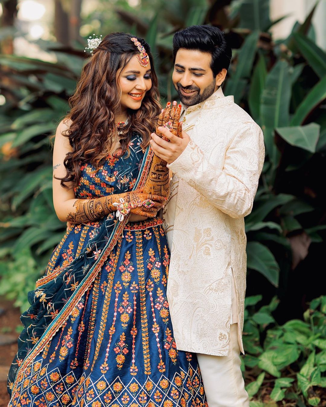 candid mehendi poses for bride with her groom