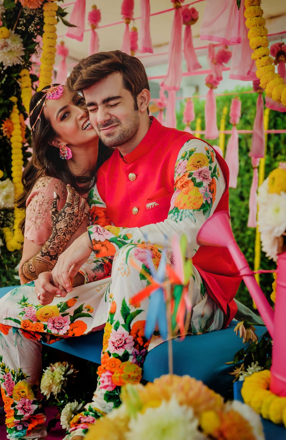 candid pose for bride and groom for mehndi photoshoot