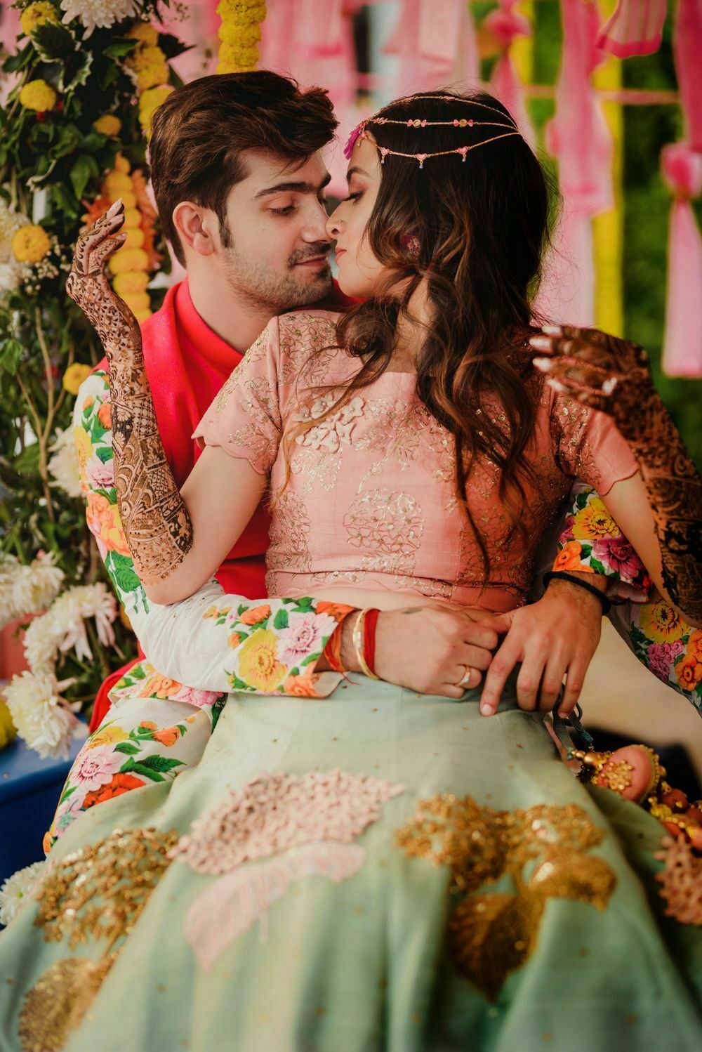 bride and groom candid mehendi photography