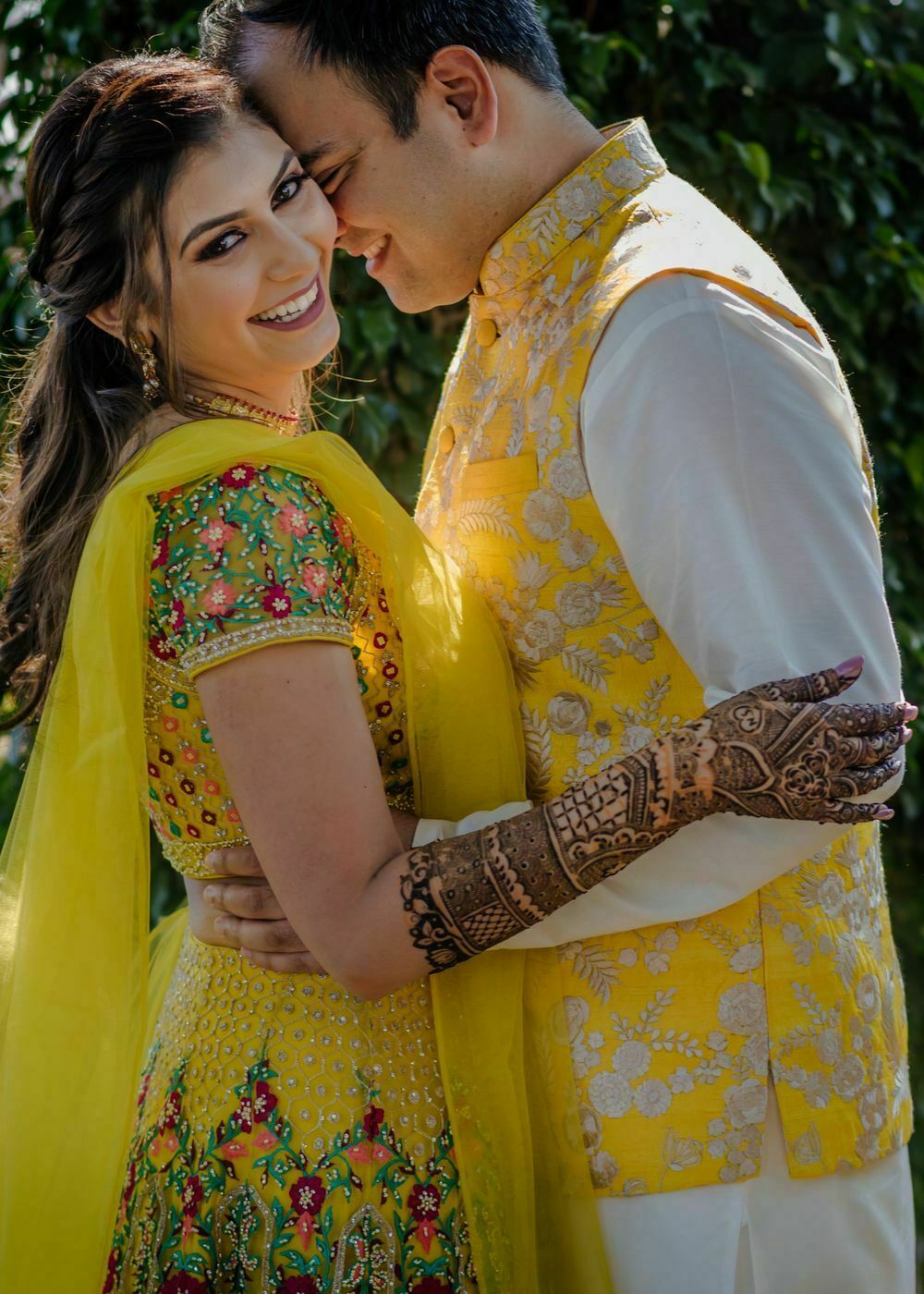 candid mehndi photography for bride and groom