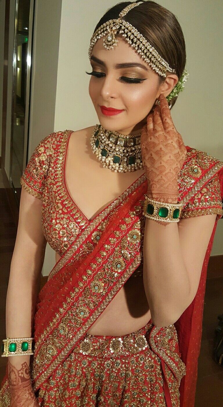 gorgeous bride wearing beautiful polki maang patti