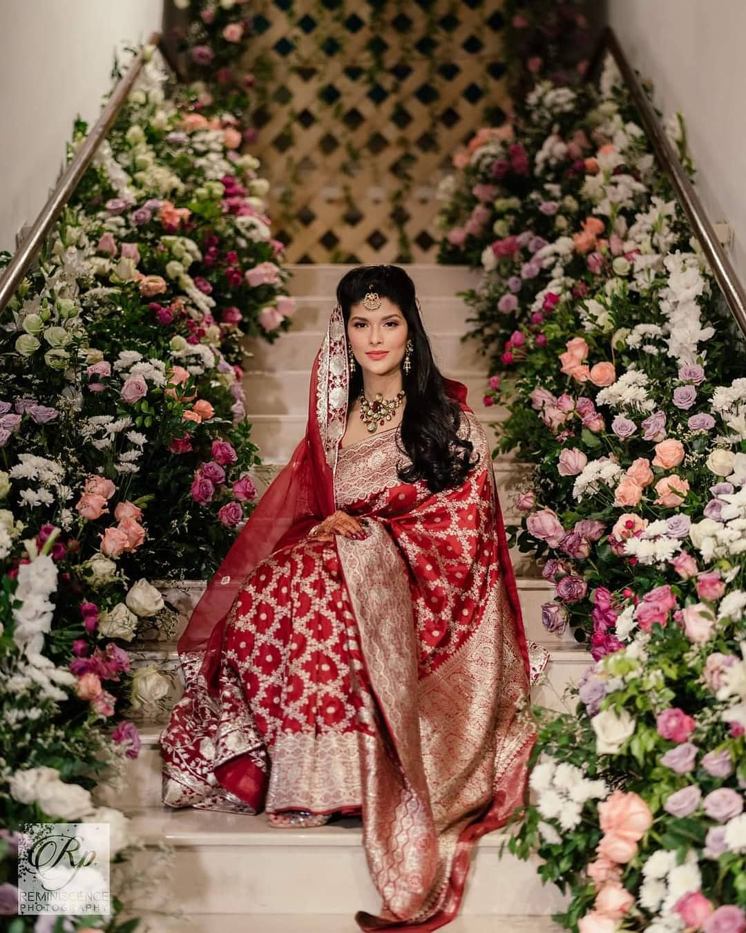 red saree bridal look with dupatta