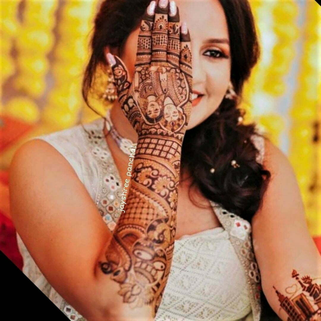 bride showing her couple face mehendi design