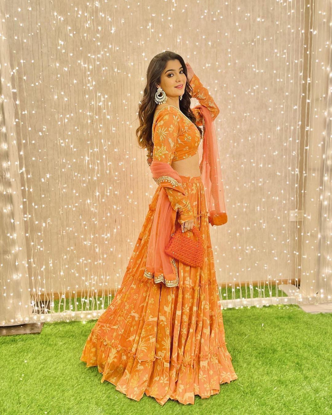 trendy mehendi look for bridesmaid