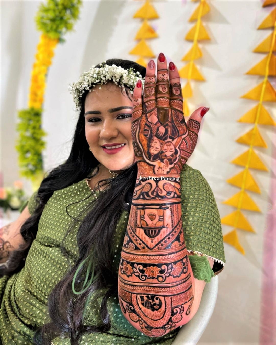 bride flaunting her couple face backhand mehndi