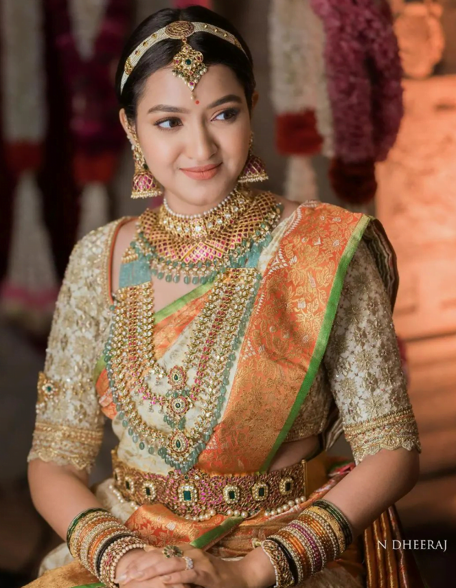 offbeat south indian bride wearing chic saree and bridal jewellery