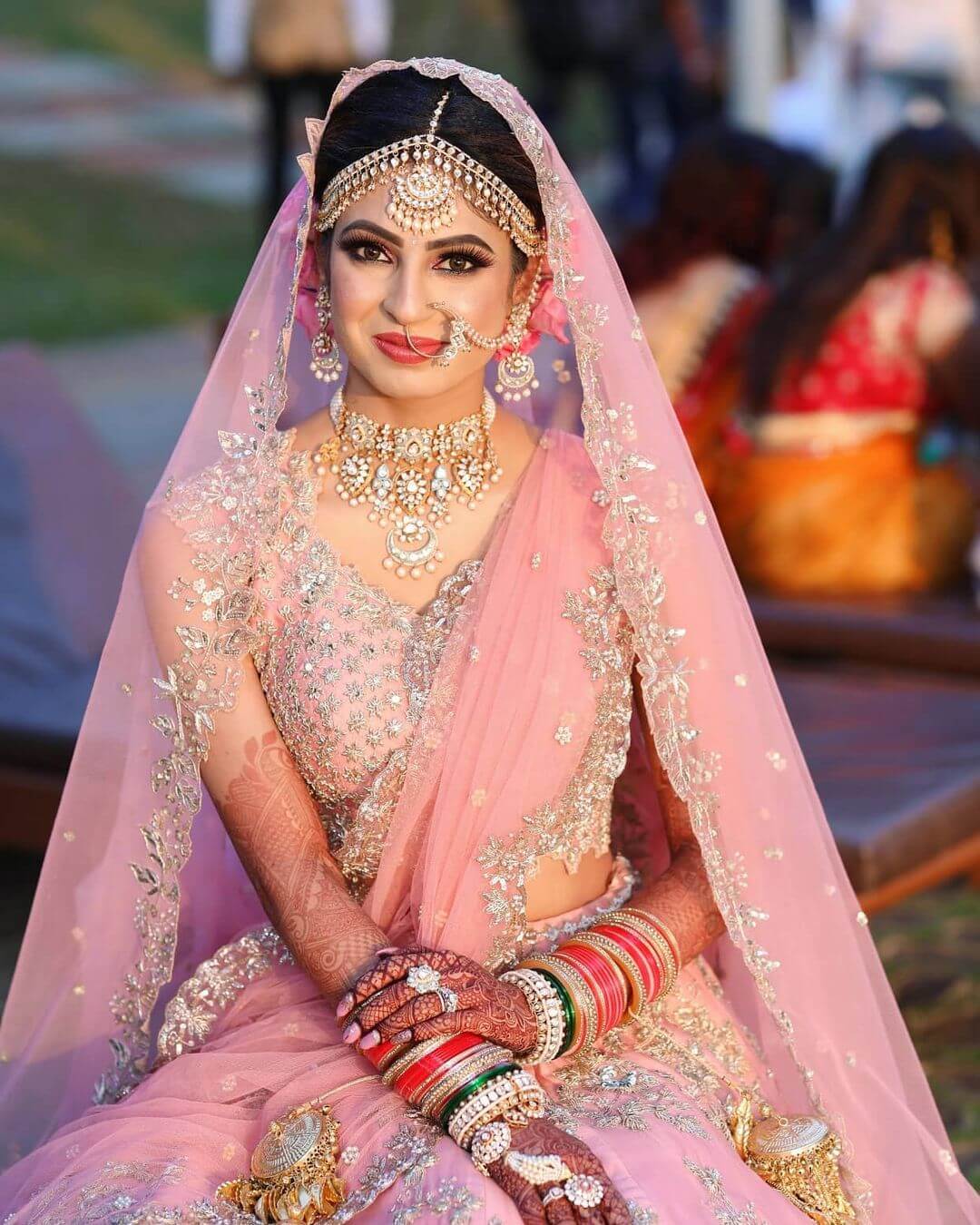 bride wearing simple pearl and kundan matha patti