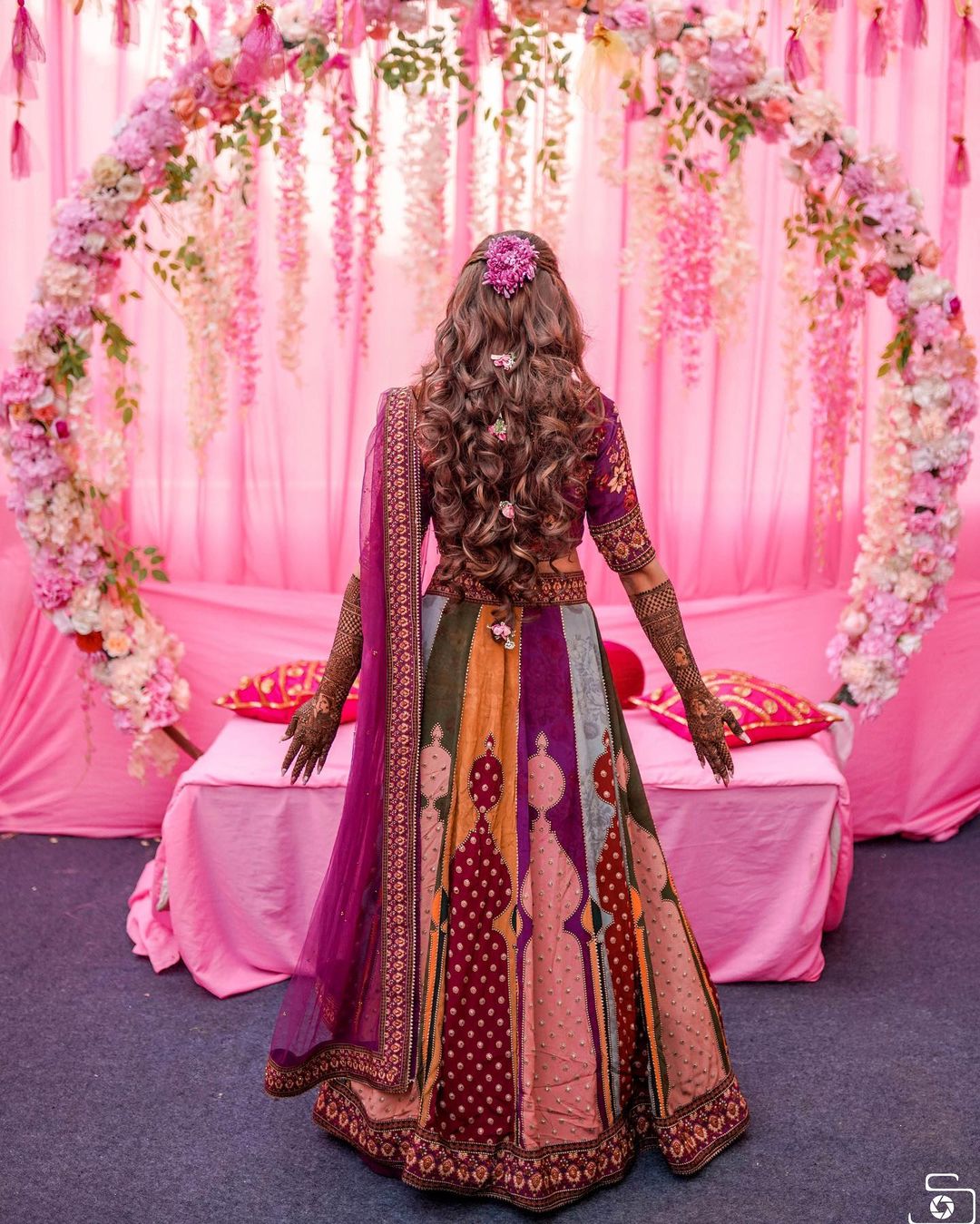 bride posing with her back for her mehendi photoshoot