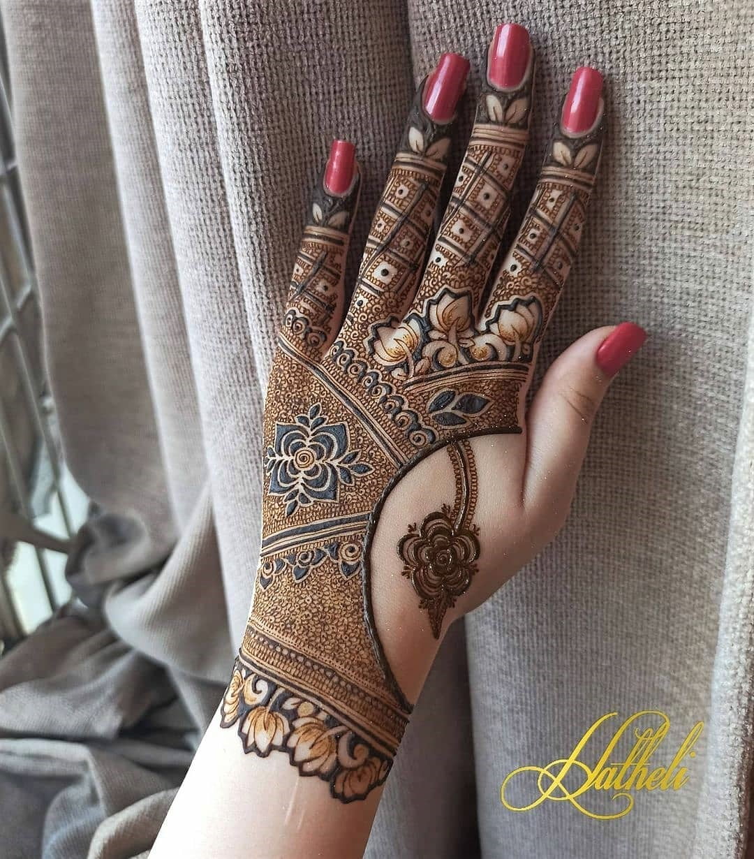 back hand simple mehndi design for bridesmaid