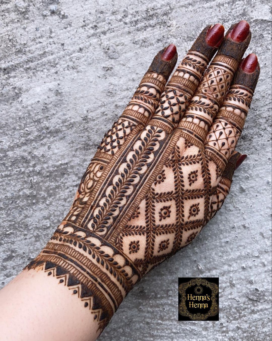 stylish and intricate back hand mehandi design for bridesmaid