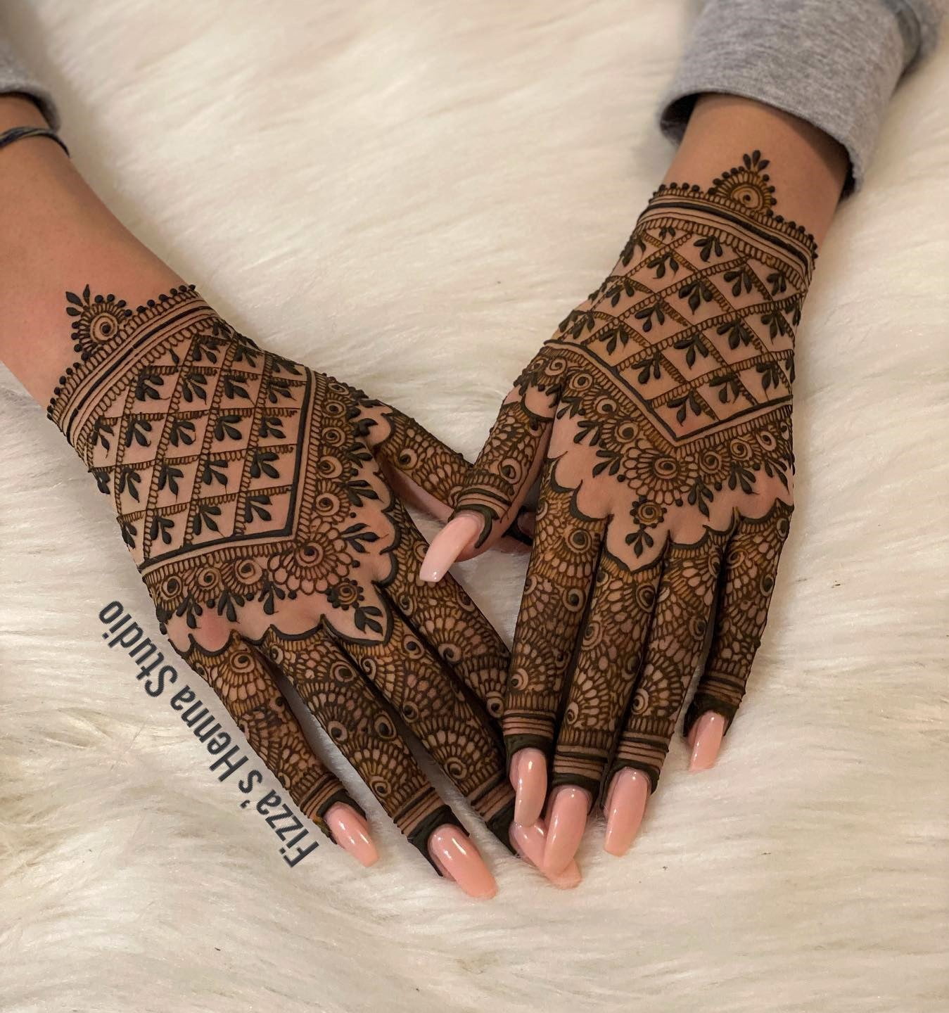 simple mehndi design for back side for bridesmaids 