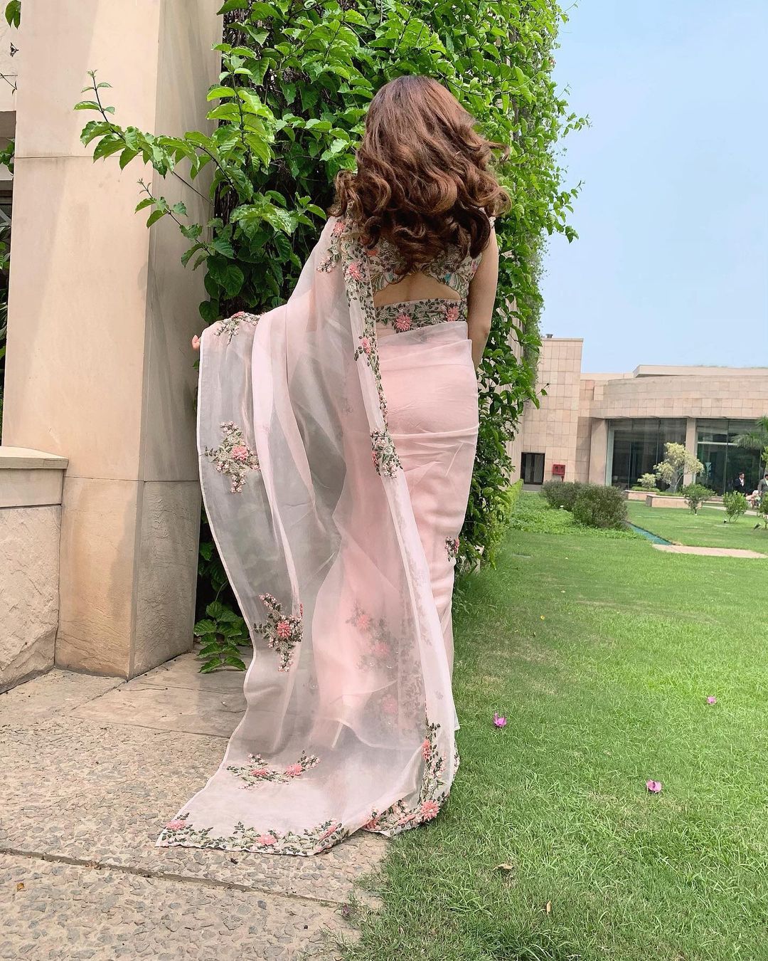 simple and trendy floral pink saree for mehendi