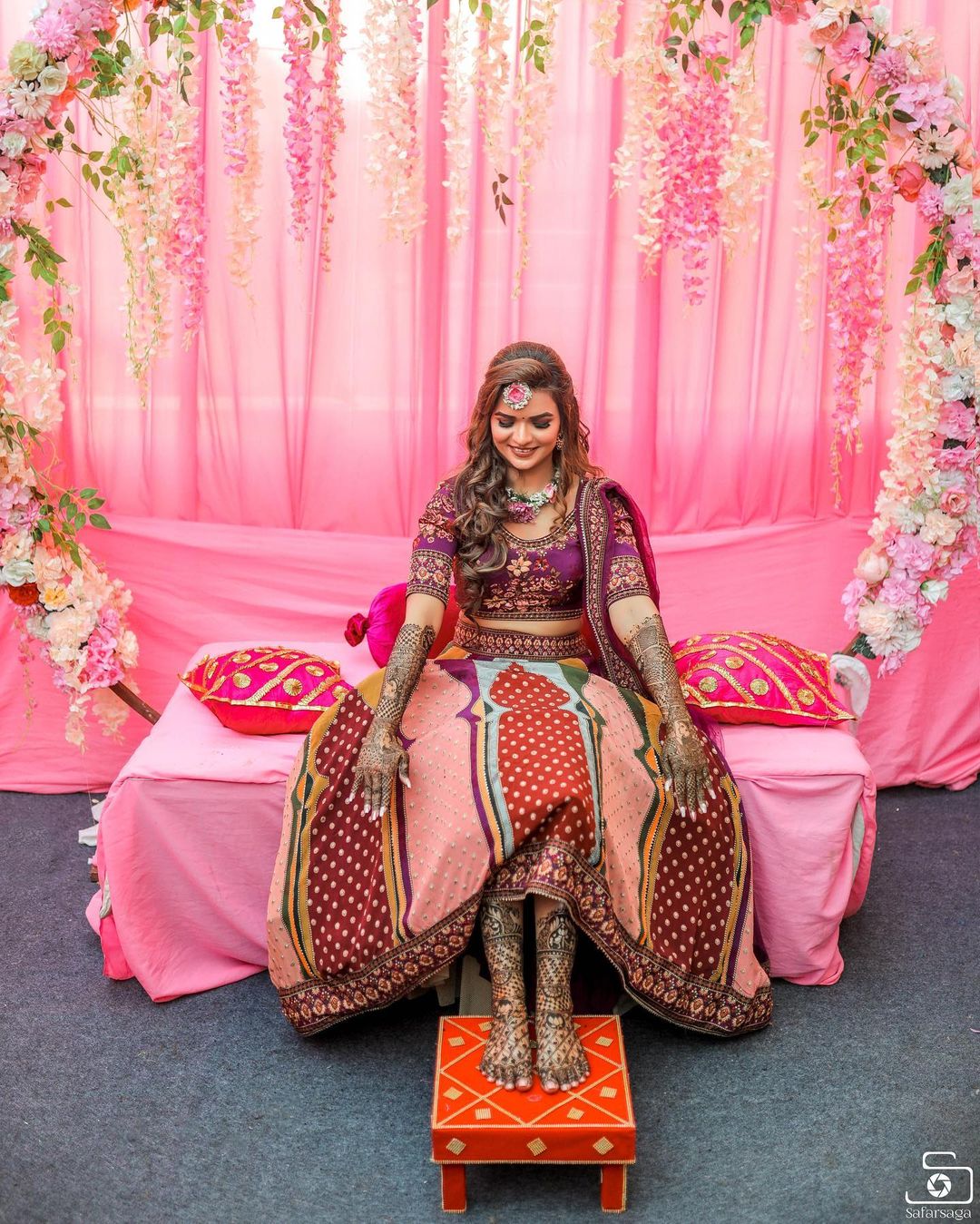 simple sitting pose for mehndi photoshoot