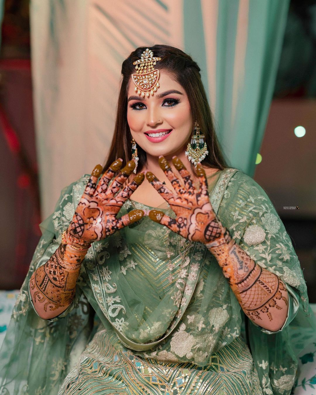 solo pose for bride showing her beautiful mehendi