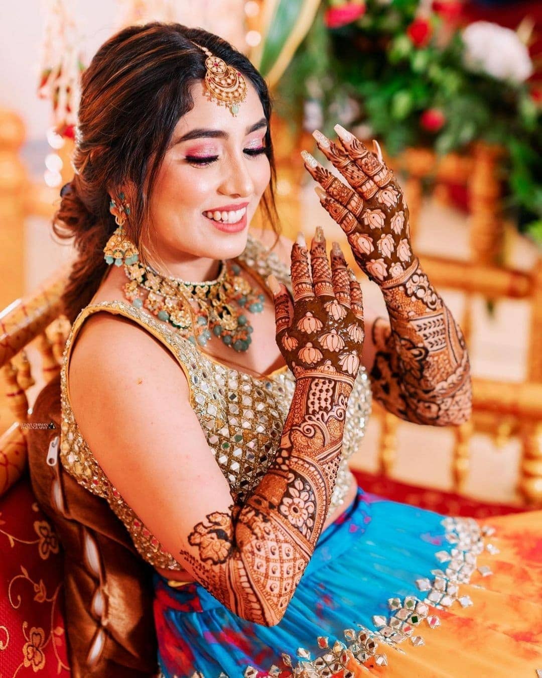 candid mehndi poses for bride for photoshoot