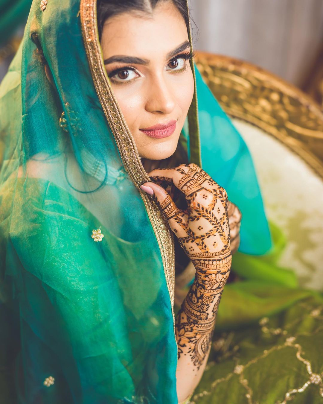 bridal sitting pose for mehndi photoshoot