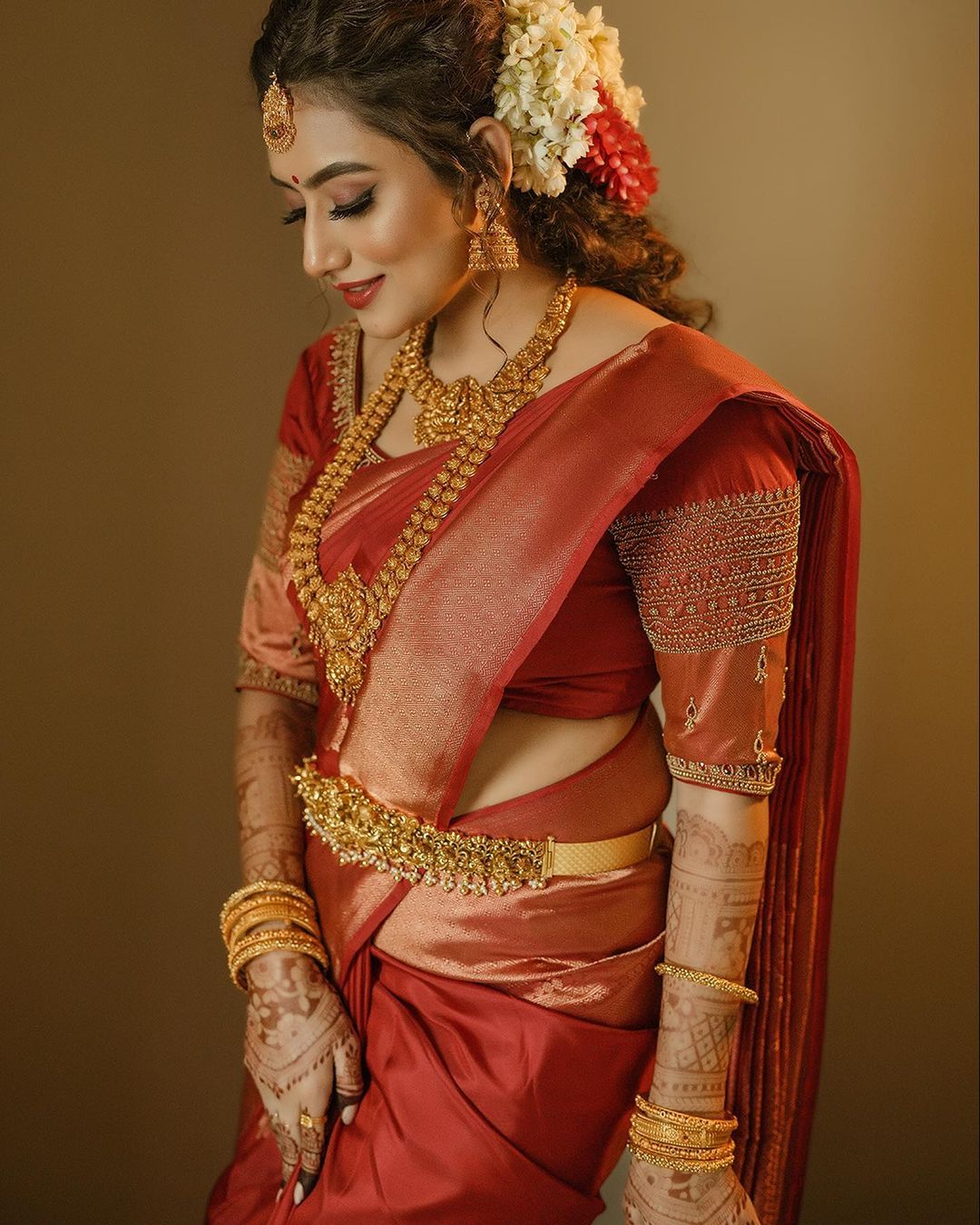 traditional south indian bridal look in red pattu saree