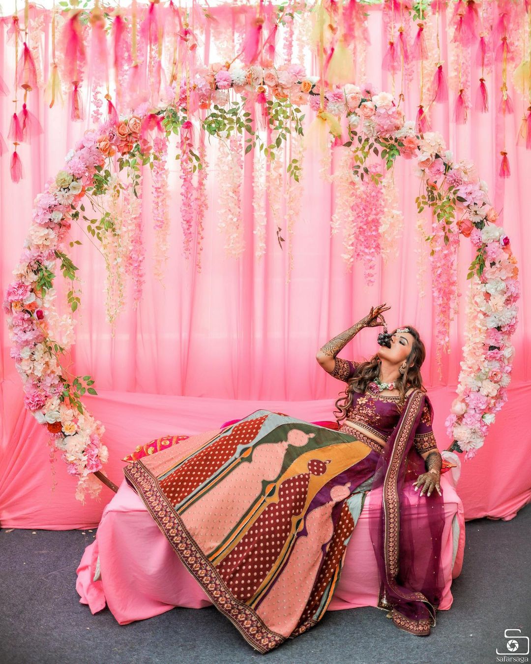 fun and quirky pose for mehndi photoshoot