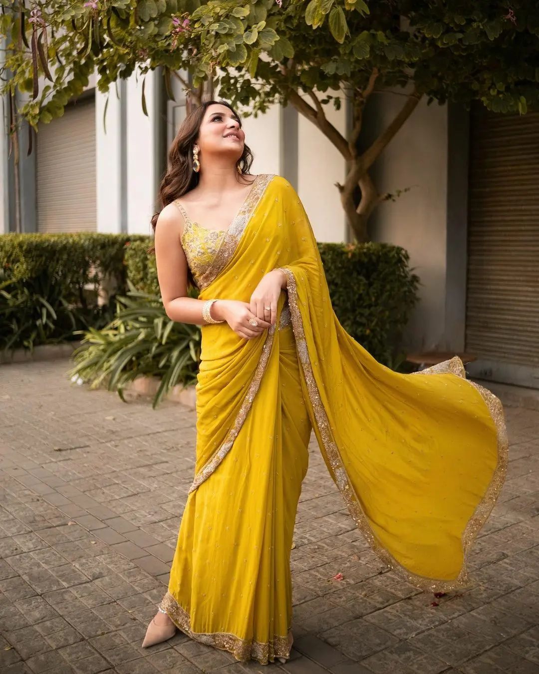 beautiful and elegant yellow haldi saree for bride