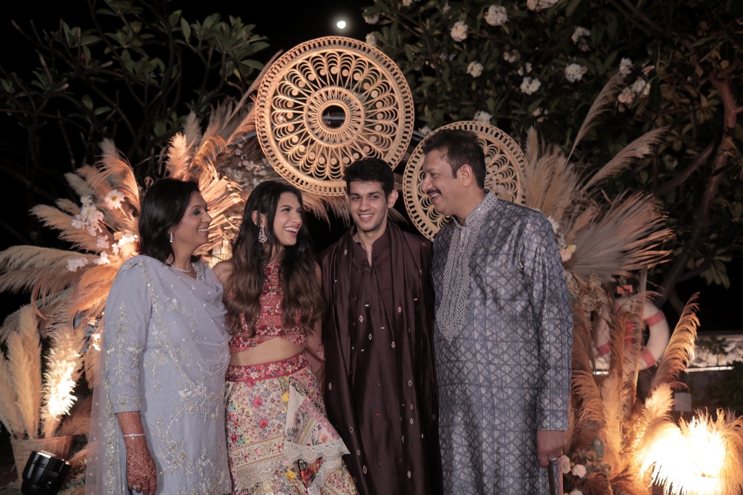 Kashish and Aseem on stage with family during mehndi photoshoot