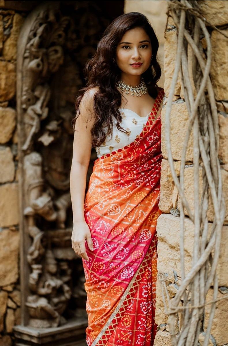 red and white bandhani saree 