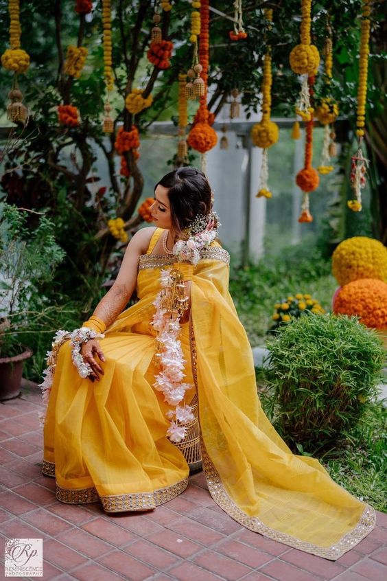 simple yellow haldi saree look with white floral jewelry