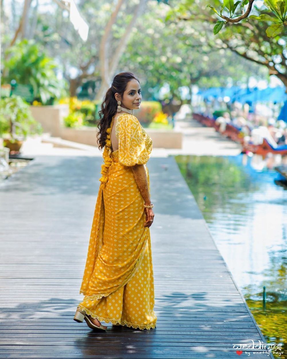 haldi bride in simple yellow and white bandhani saree