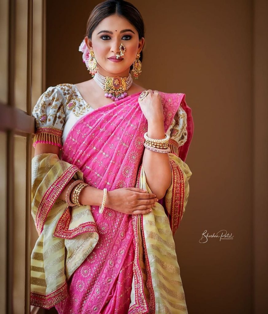 modern maharashtrian bride in pink and white paithani saree with shela