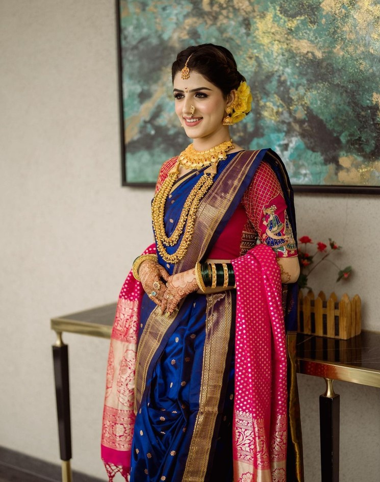simple marathi look in blue brahmani saree and pink silk shela