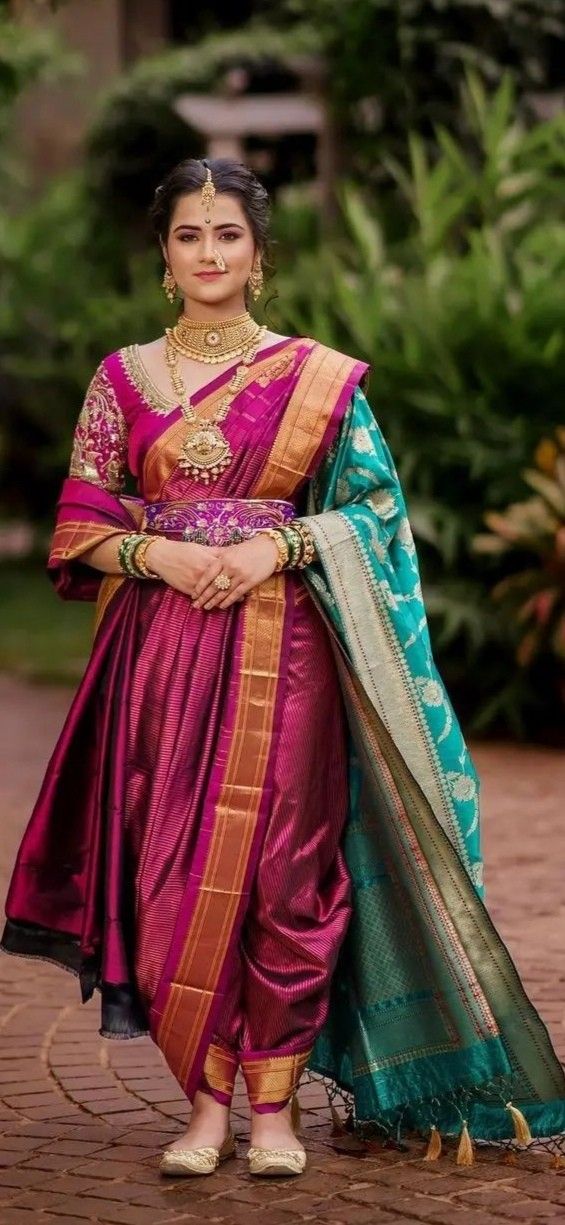 classic and beautiful marathi saree bridal look with contrasting dupatta