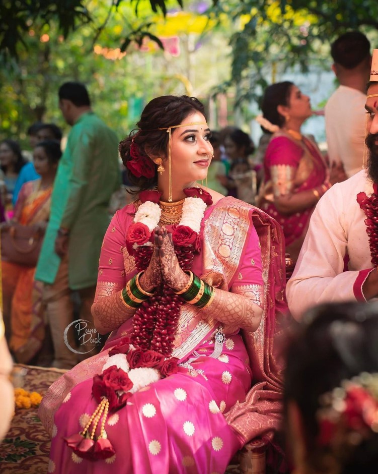 marathi bride in beautiful pink wedding saree with contrasting border