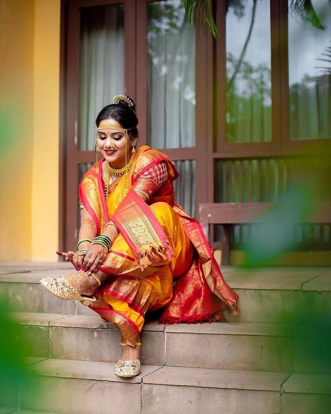 traditional wedding marathi nauvari saree look with makeup and hairstyle