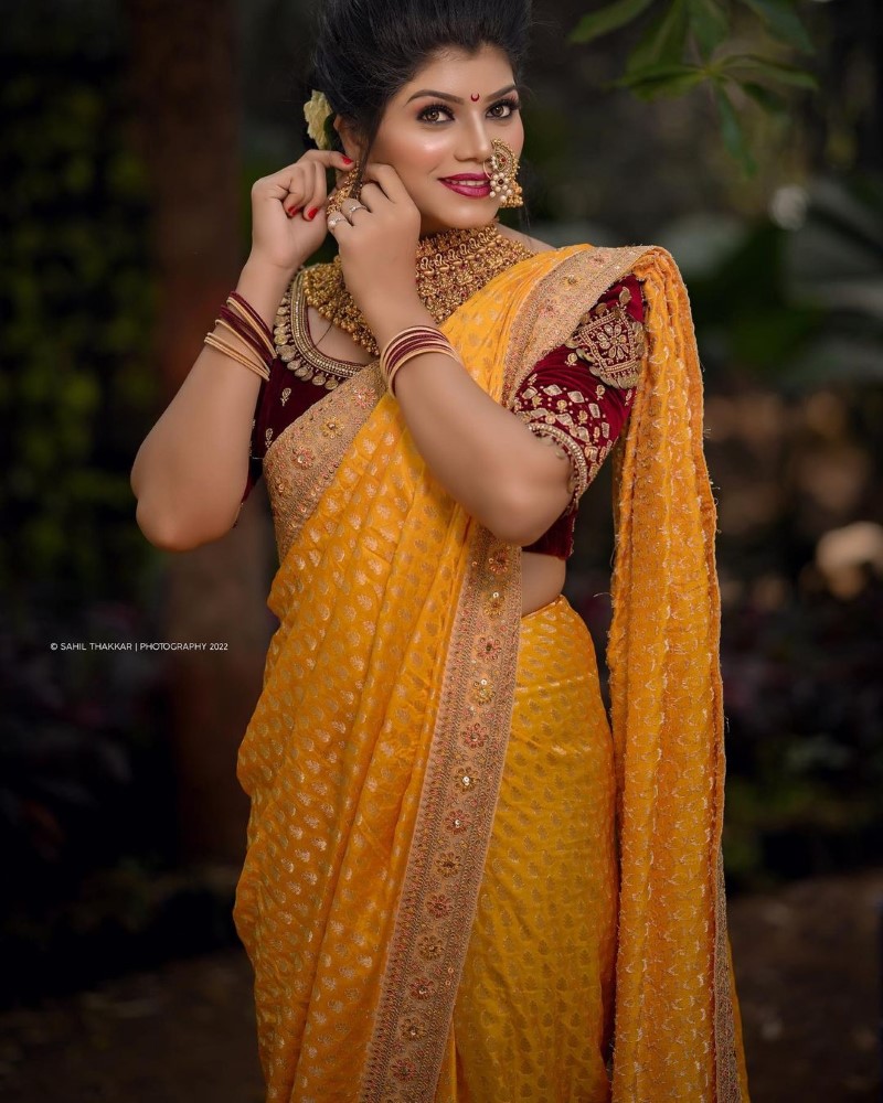 simple peshwai nauvari saree look in yellow paithani and red velvet blouse