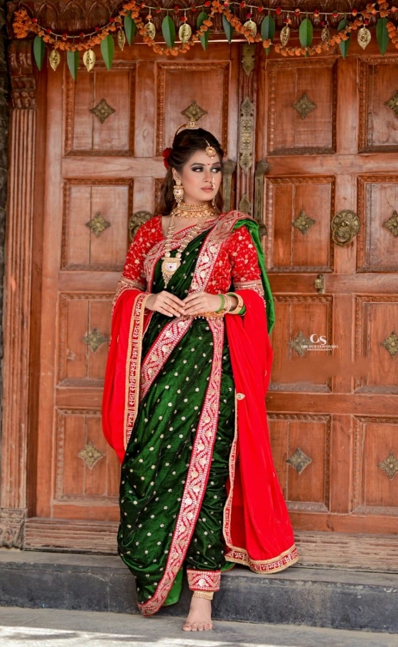 simple green nauvari saree look with jewellery and red shela