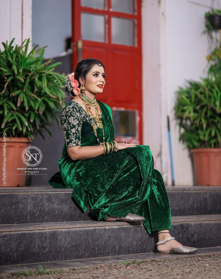 simple green velvet marathi bridal saree with matching jewellery and blouse