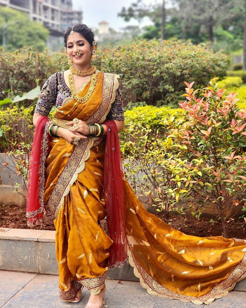 marathi bride wearing mustard nauvari and contrasting colour blouse and dupatta
