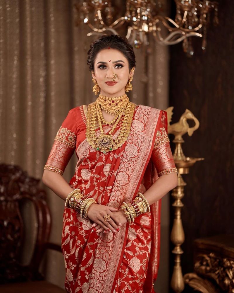 traditional red wedding nauvari for marathi bride