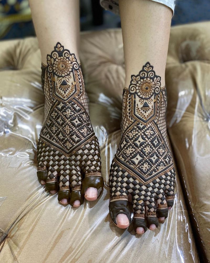 best contemporary foot mehandi design ideas with checks