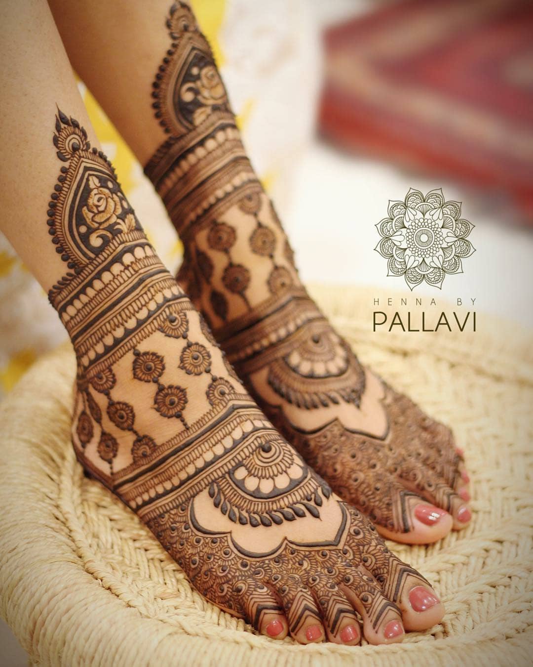 best stylish gol front foot mehandi design brides and girls