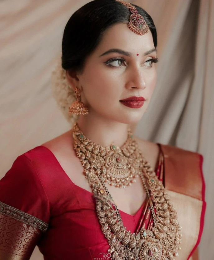 simple kerala bride flaunting red lips 