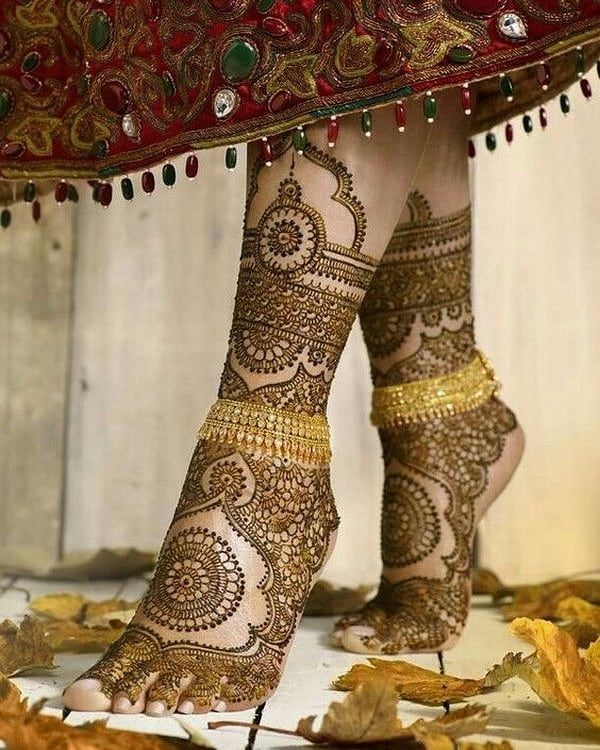 intricate indian bridal pairo ki full leg mehendi 