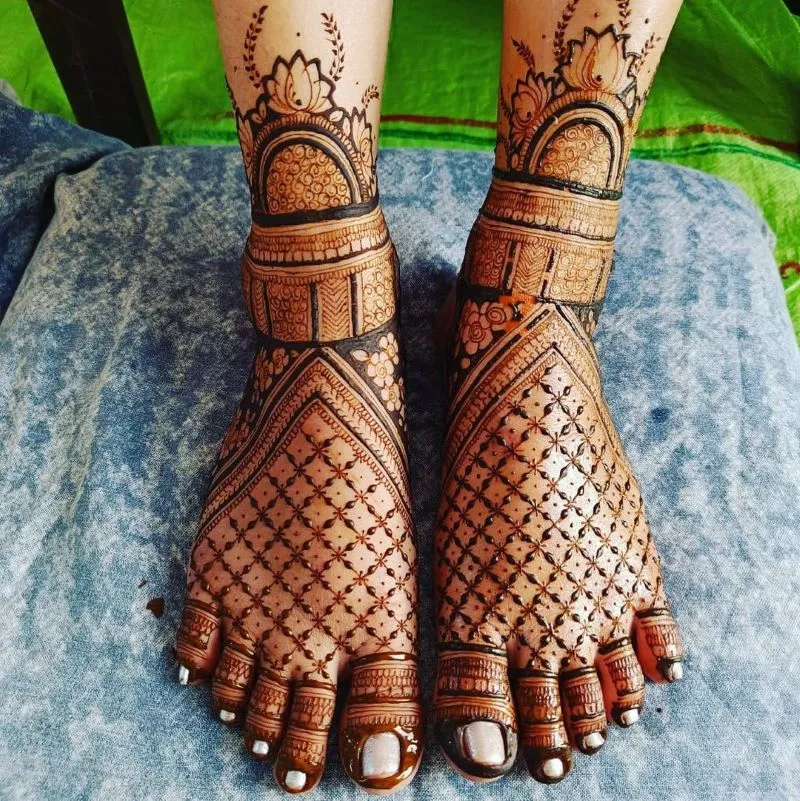 mesh feet mehndi designs simple and easy for bride