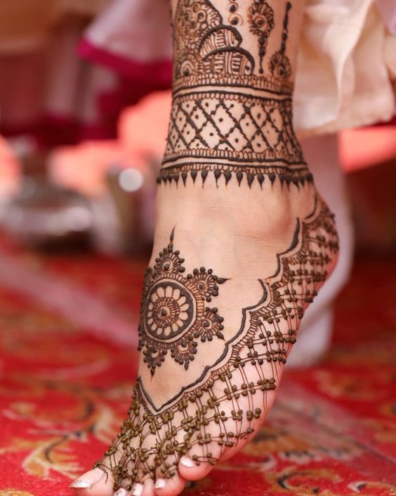 mandala and dotted net foot mehndi design for brides and bridesmaids