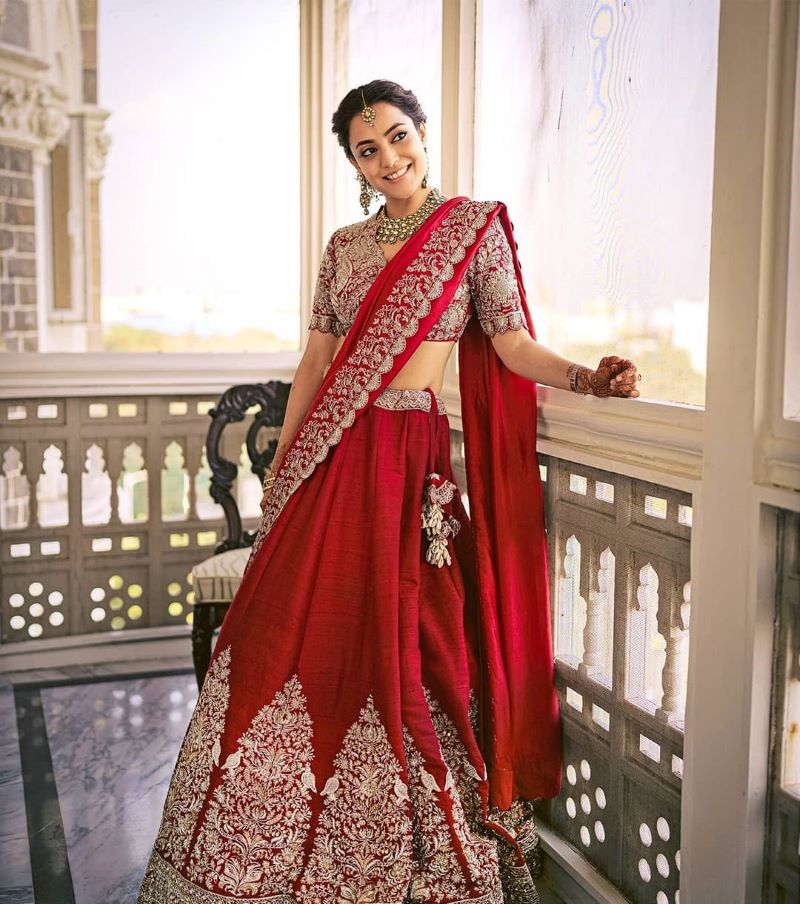 single dupatta draping like saree pallu on lehenga