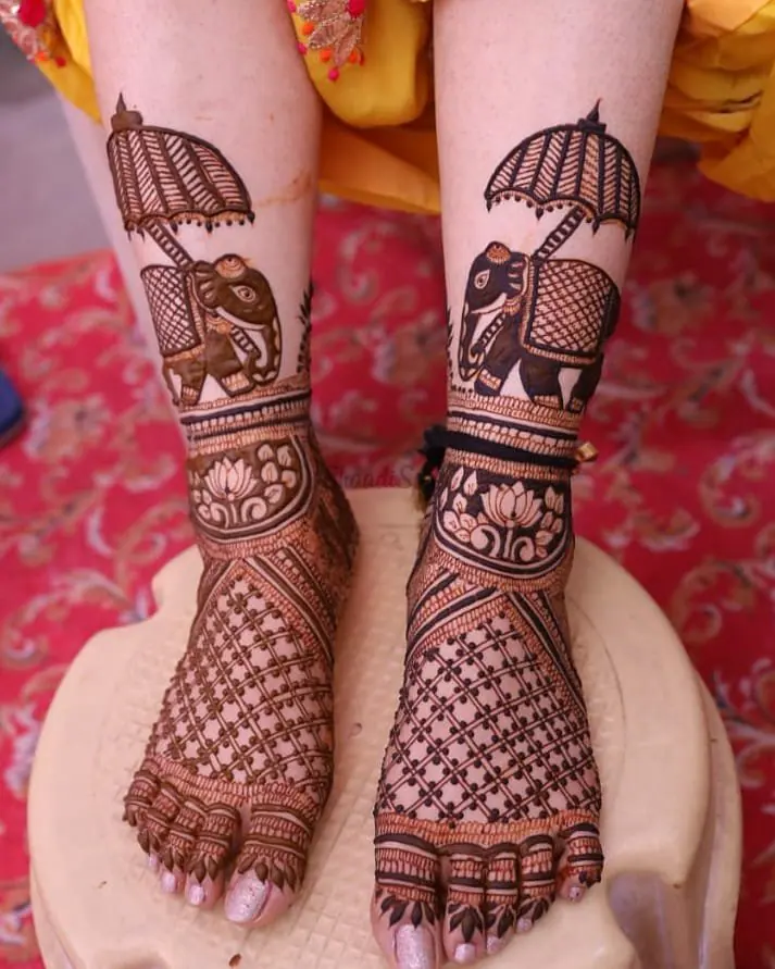 modern foot mehndi design with mesh and royal elements