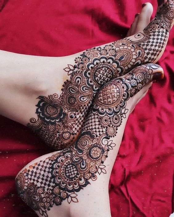 elegant and beautiful side foot mehndi design with lace motif