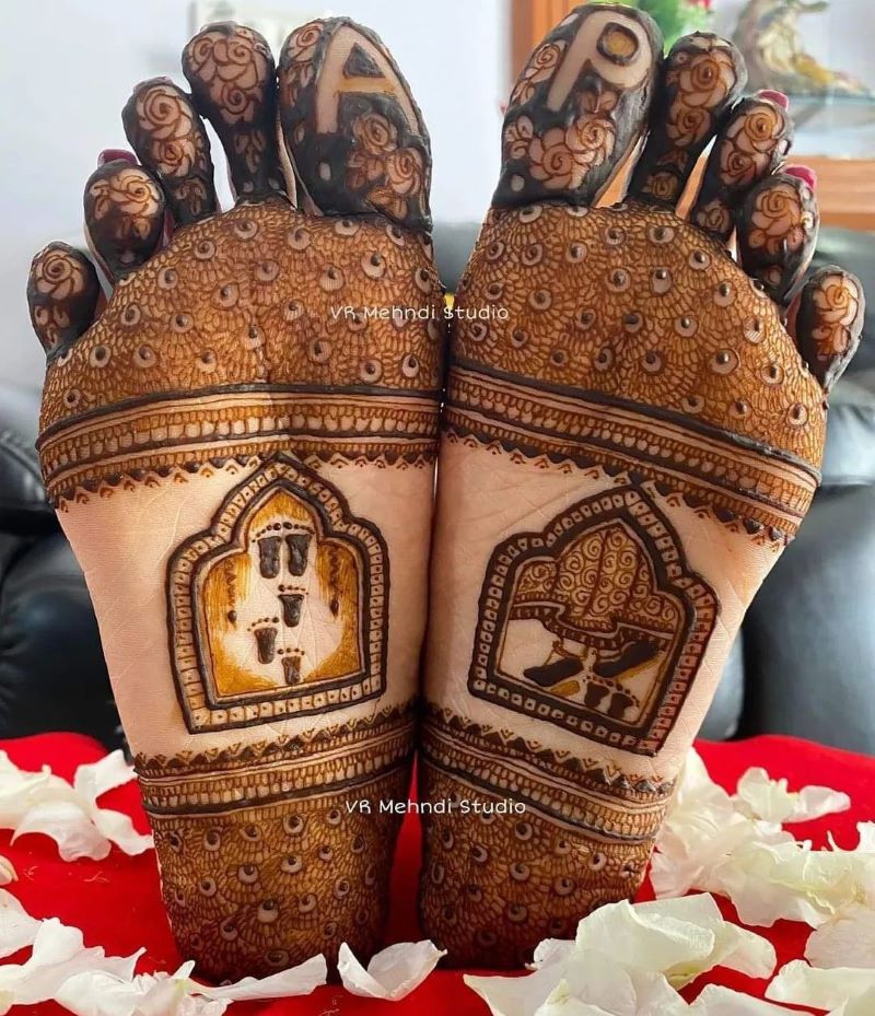 back foot mehndi for sole and toes for bride